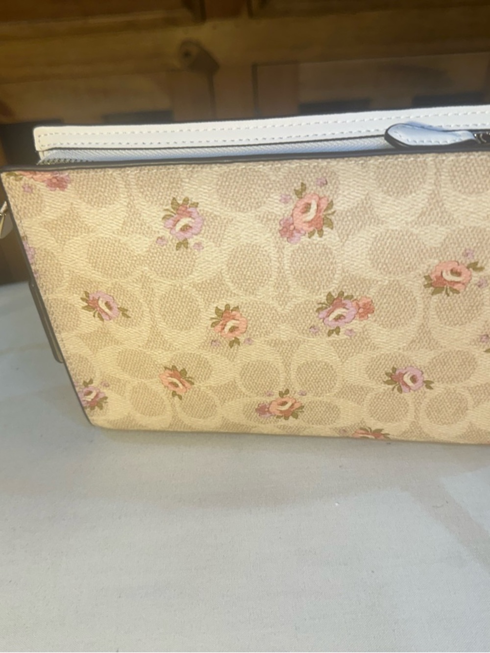 11. 12. NEW Coach Signature Floral Crossbody in Beige and Pink - Picture 4 of 13